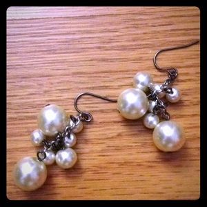 Vera wang pearl earrings